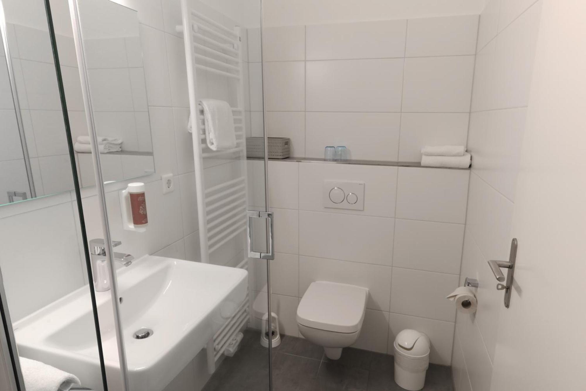 Hotel Kuehl Ноймюнстер Экстерьер фото